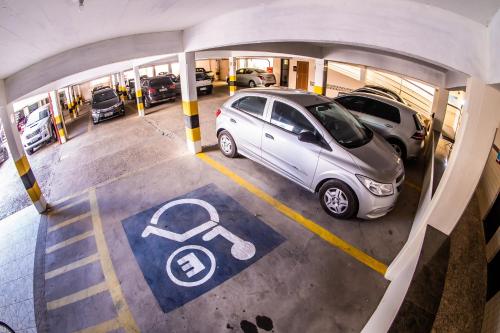 um carro está estacionado numa garagem em Hotel Mares do Sul em Tramandaí