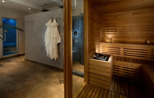 uma sauna com um vestido pendurado numa parede em Hotel Bassetti em Cervia