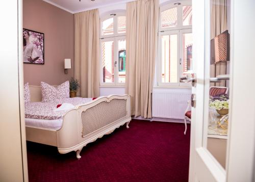 a bedroom with a bed and a window at Boutique Hotel ma maison in Dömitz