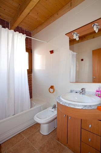 a bathroom with a sink and a tub and a toilet at Can Prats in Ríudecañas