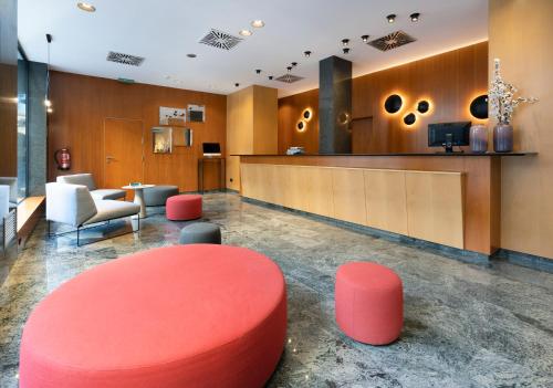 a lobby with a red stool and a waiting room at Berenguer IV in Tortosa
