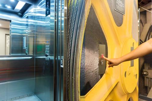 a person is pointing at a door in an elevator at ibis Cucuta in Cúcuta
