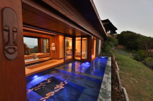 a house with a swimming pool in the yard at Hotel Sombra e Água Fresca in Pipa