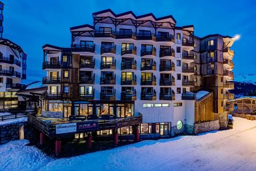a hotel in the snow at night at Hôtel Le Montana in La Tania