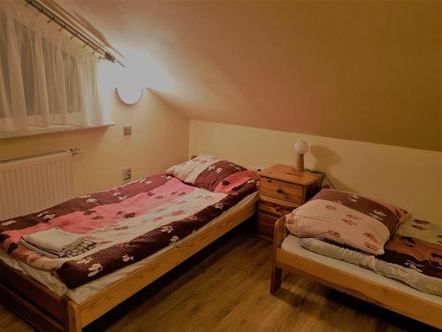 1 dormitorio con 2 camas y vestidor en Gospodarstwo Agroturystyczne Anielin en Okonek