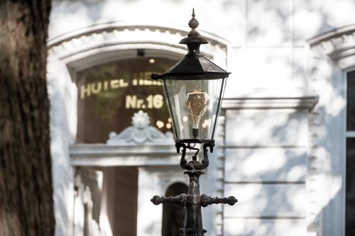 a street light in front of a building at stilwerk Hotel Heimhude in Hamburg