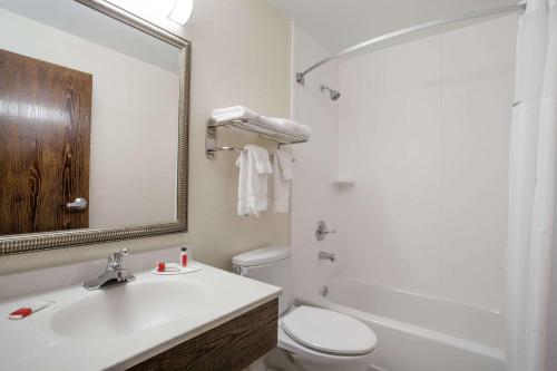 uma casa de banho com um lavatório, um WC e um espelho. em Super 8 by Wyndham College Park Wash DC Area em College Park