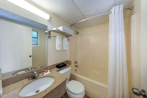 Bilik mandi di Super 8 by Wyndham Bradenton Sarasota Area