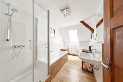 a bathroom with a shower and a sink at Appartamenti Quattro Ducati in Göppingen