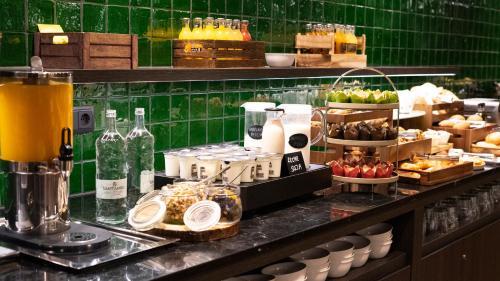 a buffet of food and drinks on a counter at Ciutat de Granollers in Granollers