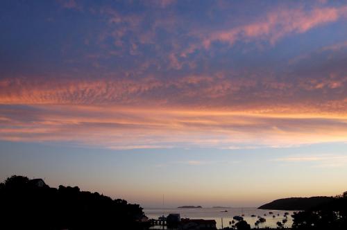 a sunset view of the ocean and the sky at The Bay Motel in Half-moon Bay