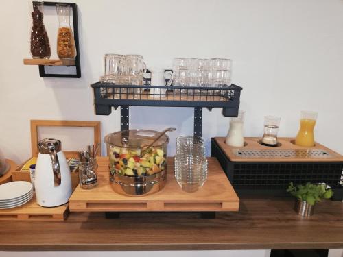 una mesa con un bol de fruta y una licuadora en Landhotel Ölmühle, en Mömbris