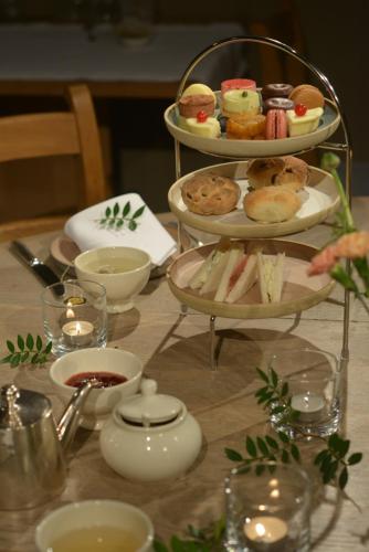 ハッセルトにあるBoetiekhotel Hemelhuysの食卓