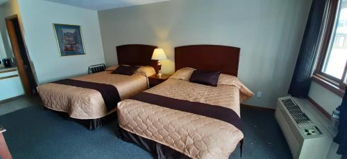 a hotel room with two beds in a room at Mary's Motel in Golden