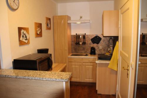 a small kitchen with a microwave and a counter top at Meine Fischerhütte in Börgerende-Rethwisch