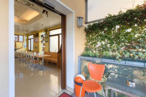 a restaurant with tables and chairs and a green wall at B&B New Aurora Venice in Marghera