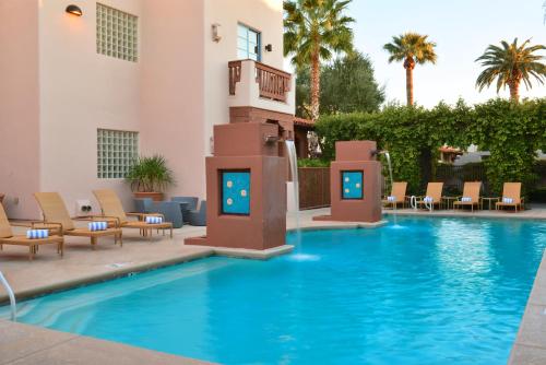 una piscina con sillas y un hotel en Lodge On The Desert, en Tucson