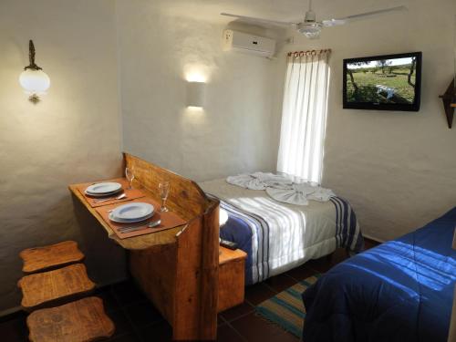 Giường trong phòng chung tại El Faro de Carpier - ApartHotel & Restaurante Bar Cafetería