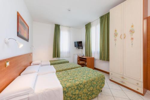 a hotel room with a bed and a desk at B&B New Aurora Venice in Marghera