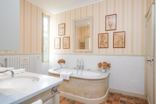 Bilik mandi di Chambre d'hôtes Château Gigognan