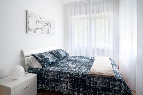 een slaapkamer met een bed en een raam bij Fly by Suites Pescara in Pescara