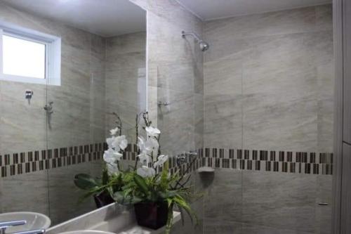 Salle de bains dans l'établissement ARI Hotel