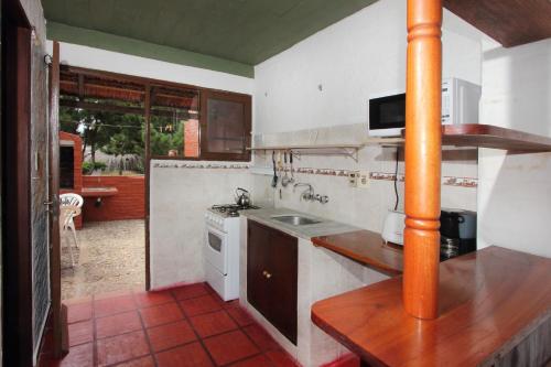 eine Küche mit Spüle und Herd in der Unterkunft Ron Apartamentos Duplex in La Paloma