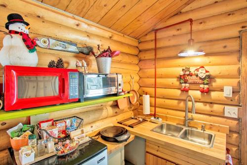 een keuken met een magnetron en een wastafel in een huisje bij Quiet Couples Retreat Studio by Winchester Lake! in Winchester