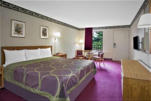 pokój hotelowy z łóżkiem i stołem w obiekcie Super Inn Williamsburg w mieście Williamsburg