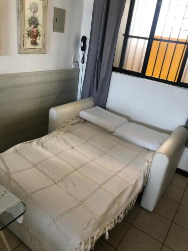 ein Krankenhausbett in einem Zimmer mit Fenster in der Unterkunft Atlântico Flat ap 204 em Ponta Negra in Natal