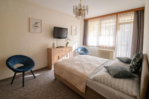 A bed or beds in a room at Lujzi apartman