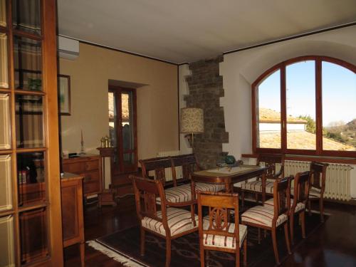a dining room with a table and chairs and a window at B&B ABBAZIA Sant'ELENA in Serra San Quirico