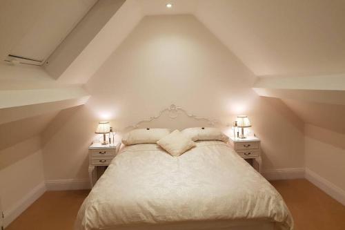 Large 2 ensuite bedroom flat with lovely views tesisinde bir odada yatak veya yataklar