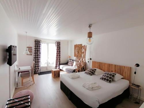 מיטה או מיטות בחדר ב-Hôtel Ancre Marine & Spa Thalgo ***
