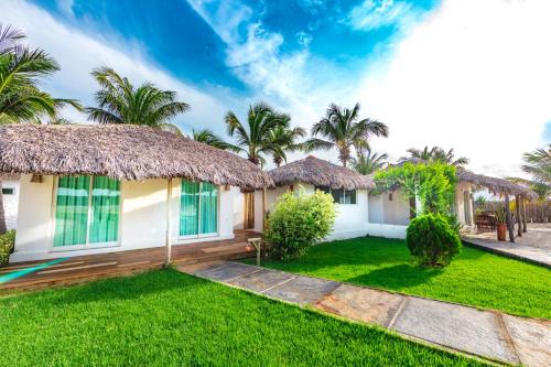 a row of bungalows with grass roofs at Manati in Barra Grande