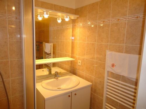 une salle de bain avec un lavabo et un miroir dans l'établissement Villa Pors Pol Carantec, à Carantec