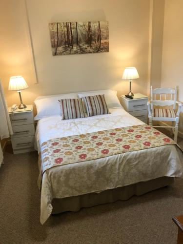 מיטה או מיטות בחדר ב-Athlumney Manor Guest Accommodation