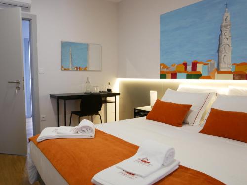 um quarto de hotel com duas camas com toalhas em Serra do Pilar Porto Suites em Vila Nova de Gaia