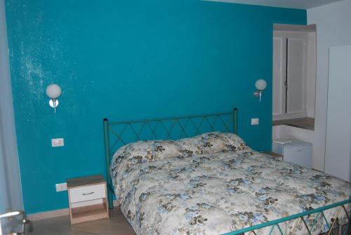 ソレントにあるSorrento Deluxe B&Bの青い壁のベッドルーム1室