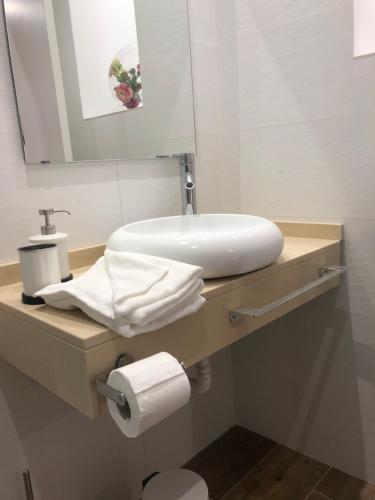 een badkamer met een wastafel en een spiegel bij Nice Dreams House in Madrid