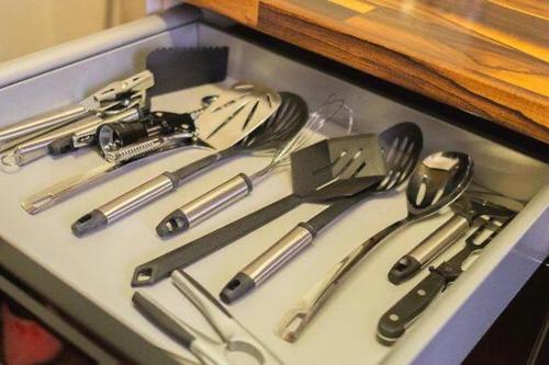 a drawer full of utensils and utensils at Ferienparadies in Fürth