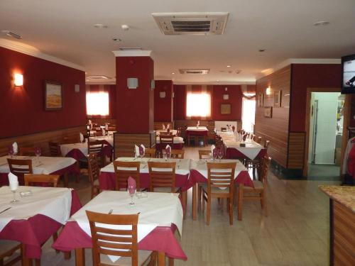 Um restaurante ou outro lugar para comer em Hostal La Morada