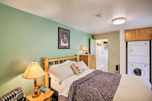 um quarto com uma cama e uma máquina de lavar roupa em Cozy Winchester Lake Cabin HuntingandFishing Haven! em Winchester