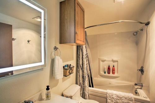 uma casa de banho com um chuveiro, um lavatório e um WC. em Cozy Winchester Lake Cabin HuntingandFishing Haven! em Winchester