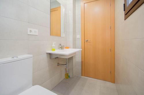 EnjoyGranada REALEJO DELUXE 2A في غرناطة: حمام مع حوض ومرحاض ومرآة