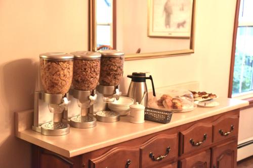 een teller met drie voedingsstations op een tafel met voedsel bij The Harbour House in Charlottetown