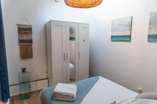 - une chambre avec un lit et une armoire dans l'établissement Appartement 2 personnes, Place St Sauveur à 2min, à Caen