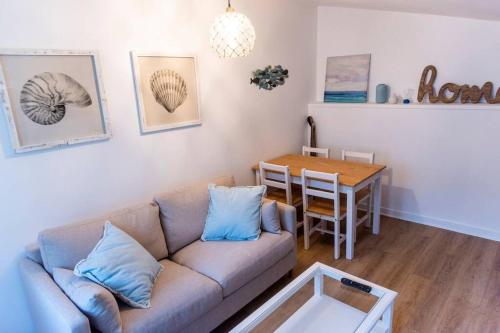 un salon avec un canapé et une table dans l'établissement Appartement 2 personnes, Place St Sauveur à 2min, à Caen