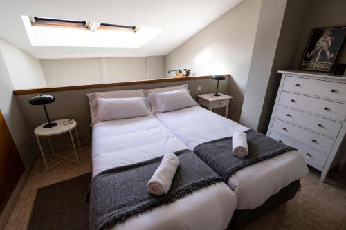 A bed or beds in a room at Bravissimo Home & Bike Girona