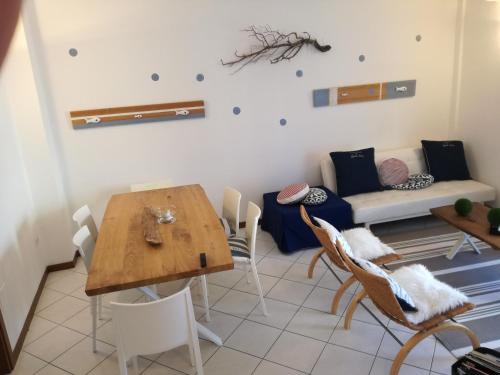 - un salon avec une table et un canapé dans l'établissement Appartamento dei Pini, à Cattolica